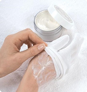 Использование косметических перчаток помогает усилить эффективность питательных кремов и масок